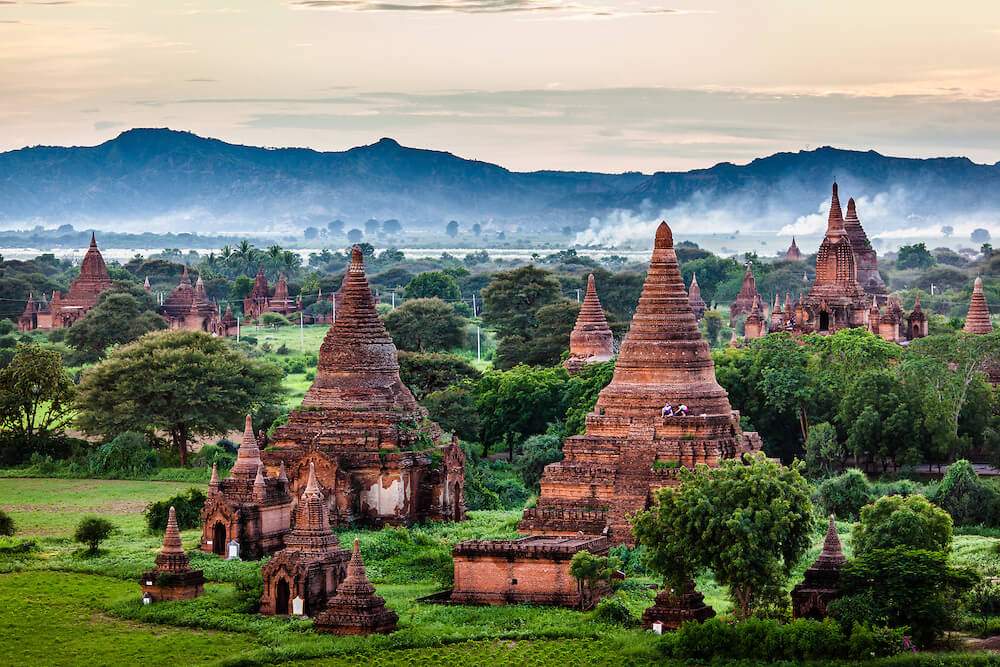 Bagan has an area of about 25 square kilometers with nearly 3000 temples and monasteries.